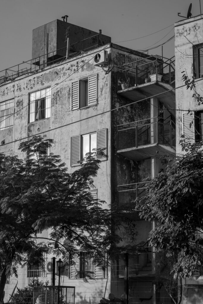 Black and white photo of a vintage apartment building with trees in Córdoba, Argentina.